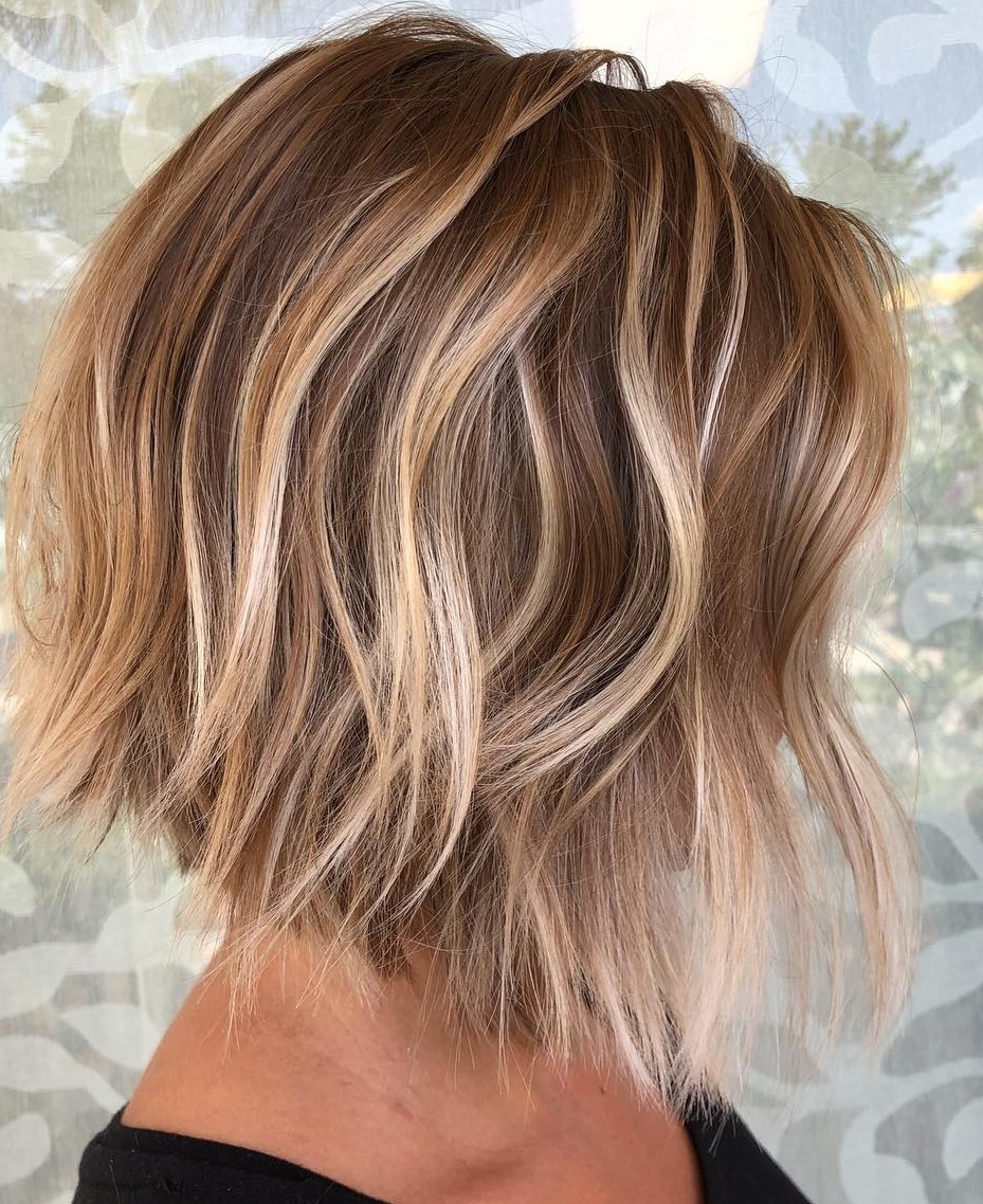 Schokkerige Karamel Bob Met Blonde Highlights