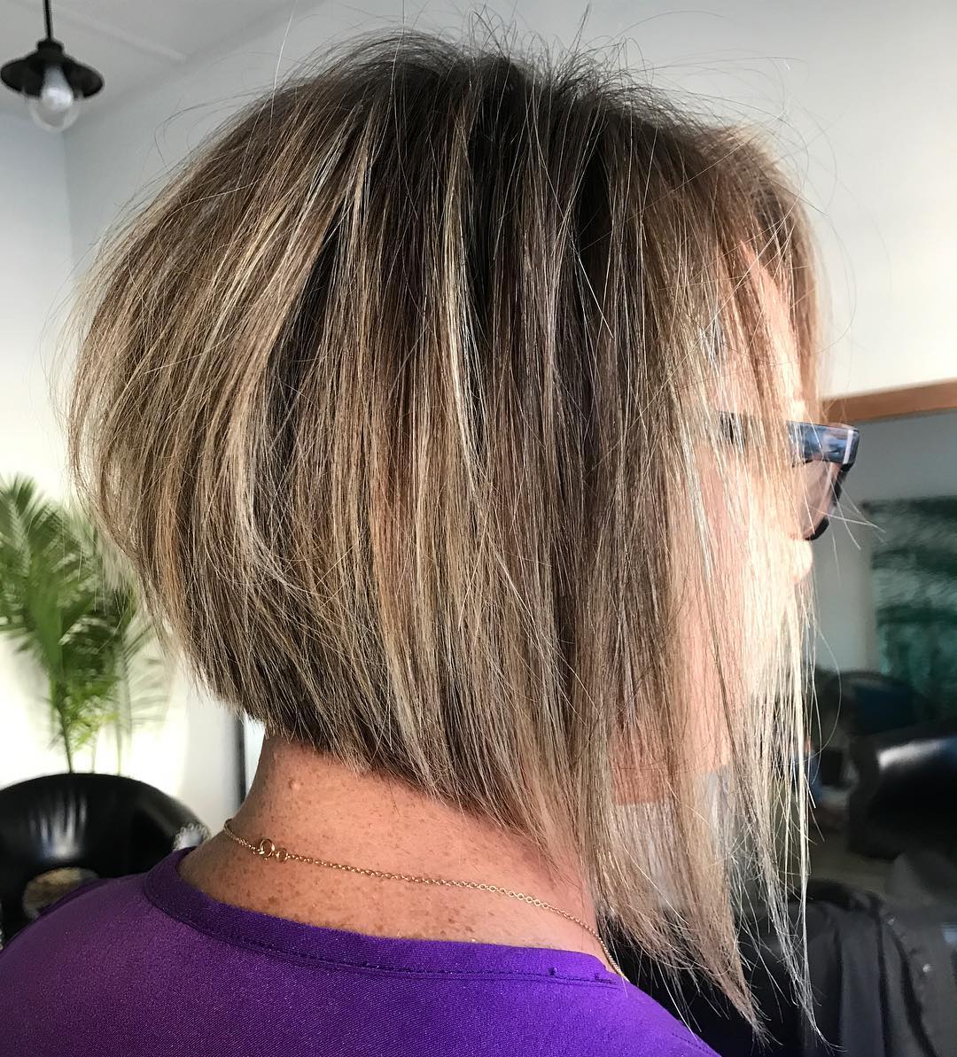 Tousled Steil gehoekte Bronde Bob