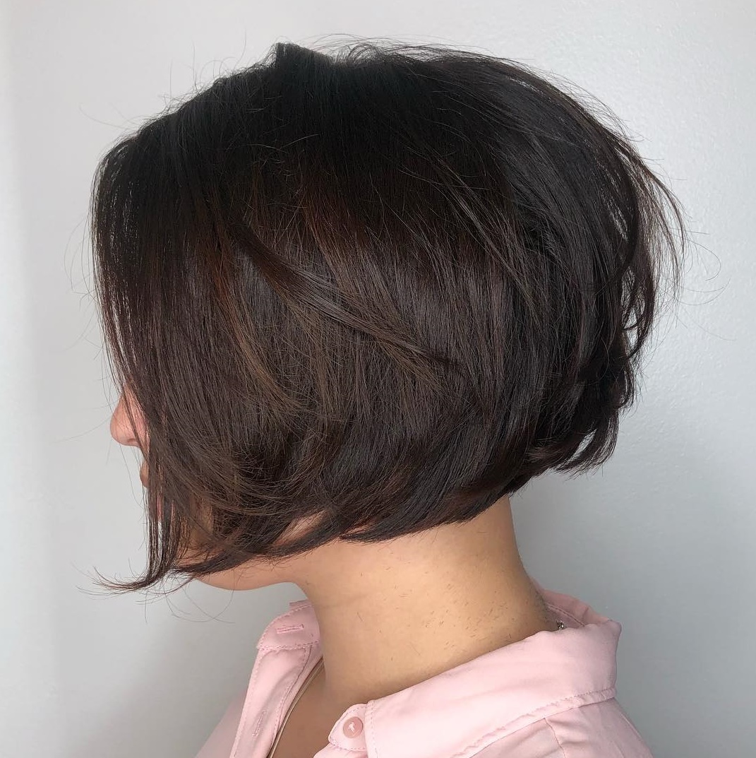 Kaaklengte gelaagde brunette bob