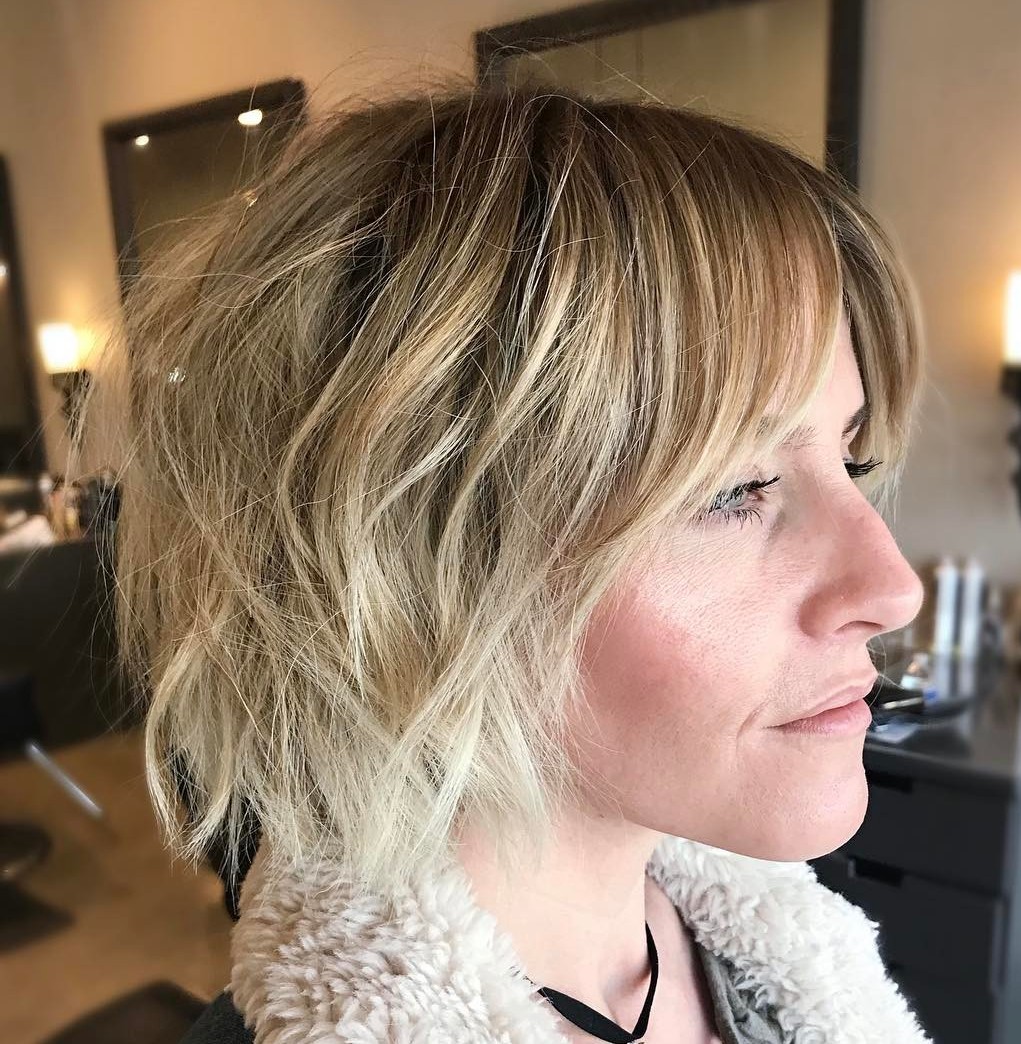 Shaggy Caramel Blonde Bob met Bangs