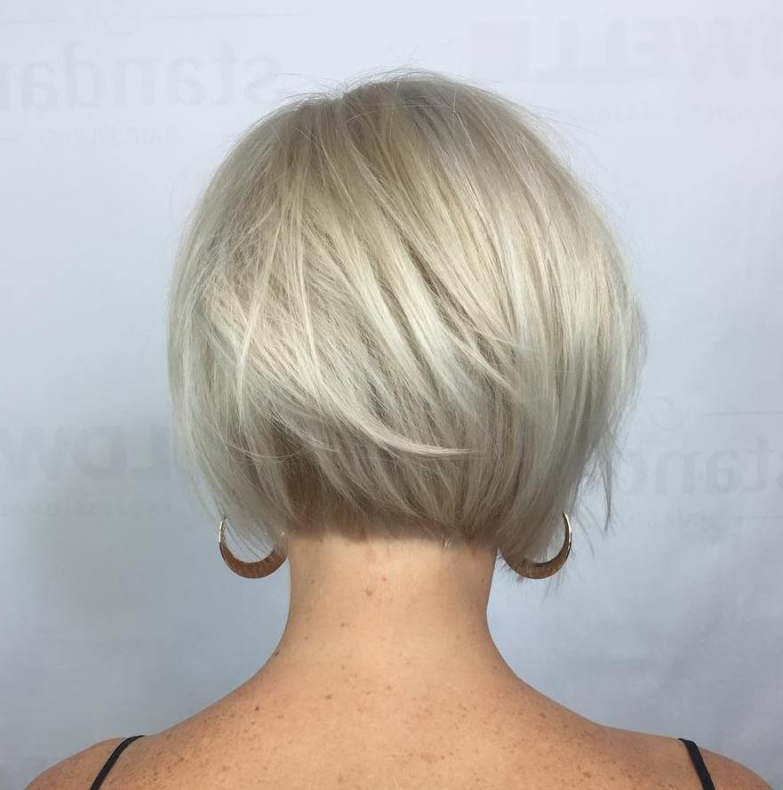 Nape-Length Platinum Bob met lagen