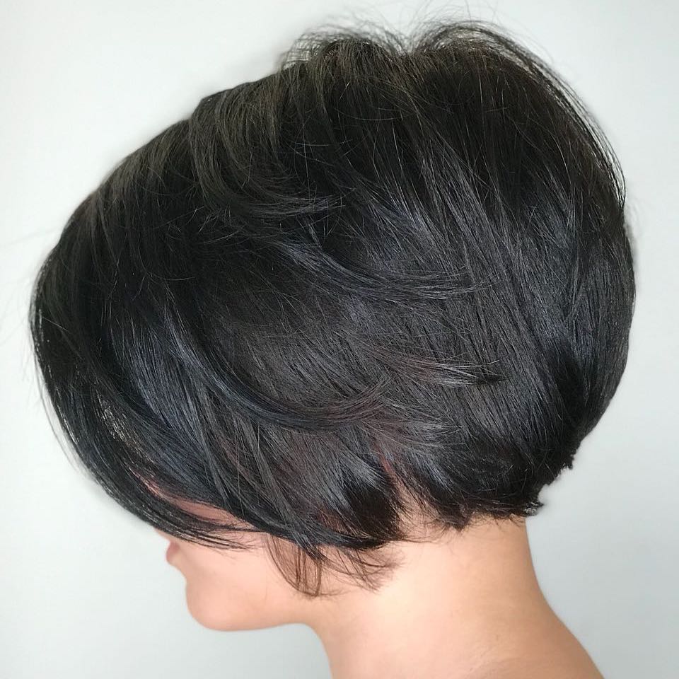 Korte gelaagde afgeronde brunette bob