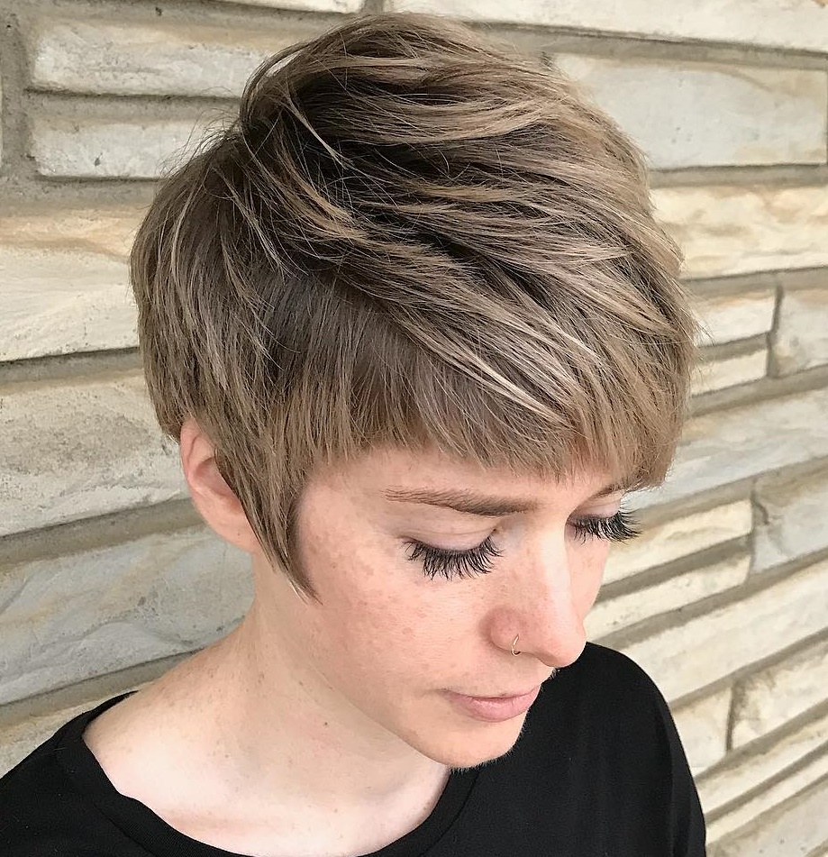 Donkerblonde Pixie met bakkebaarden