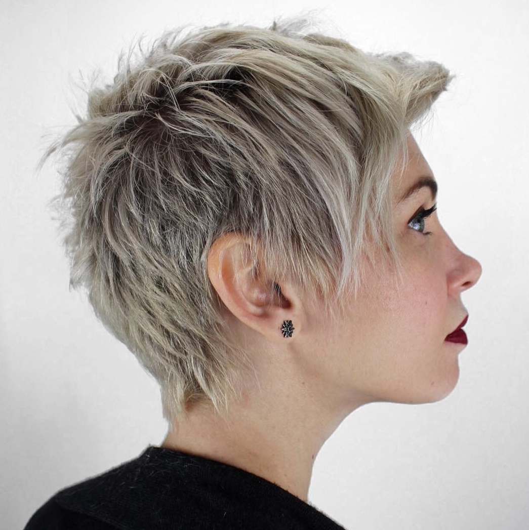 Stekelige Blonde Pixie met donkere wortels