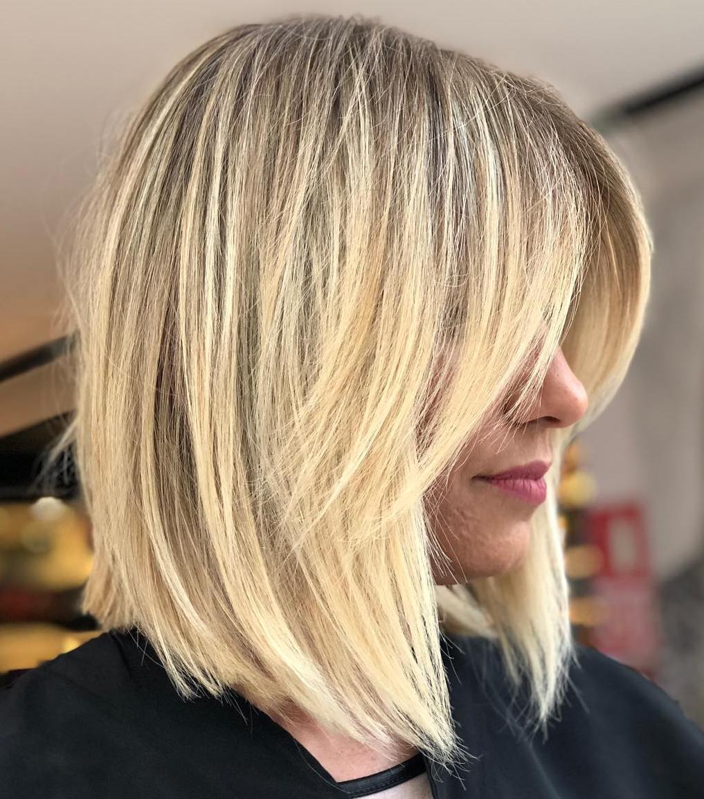 Getextureerde Blonde Bob Met Curtain Bangs