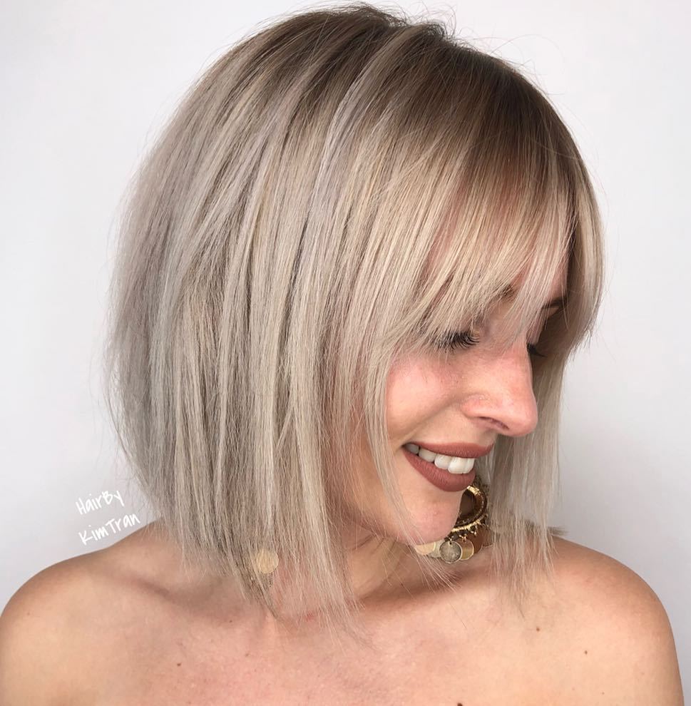 Ash Blonde Gesneden Bob Met Bangs