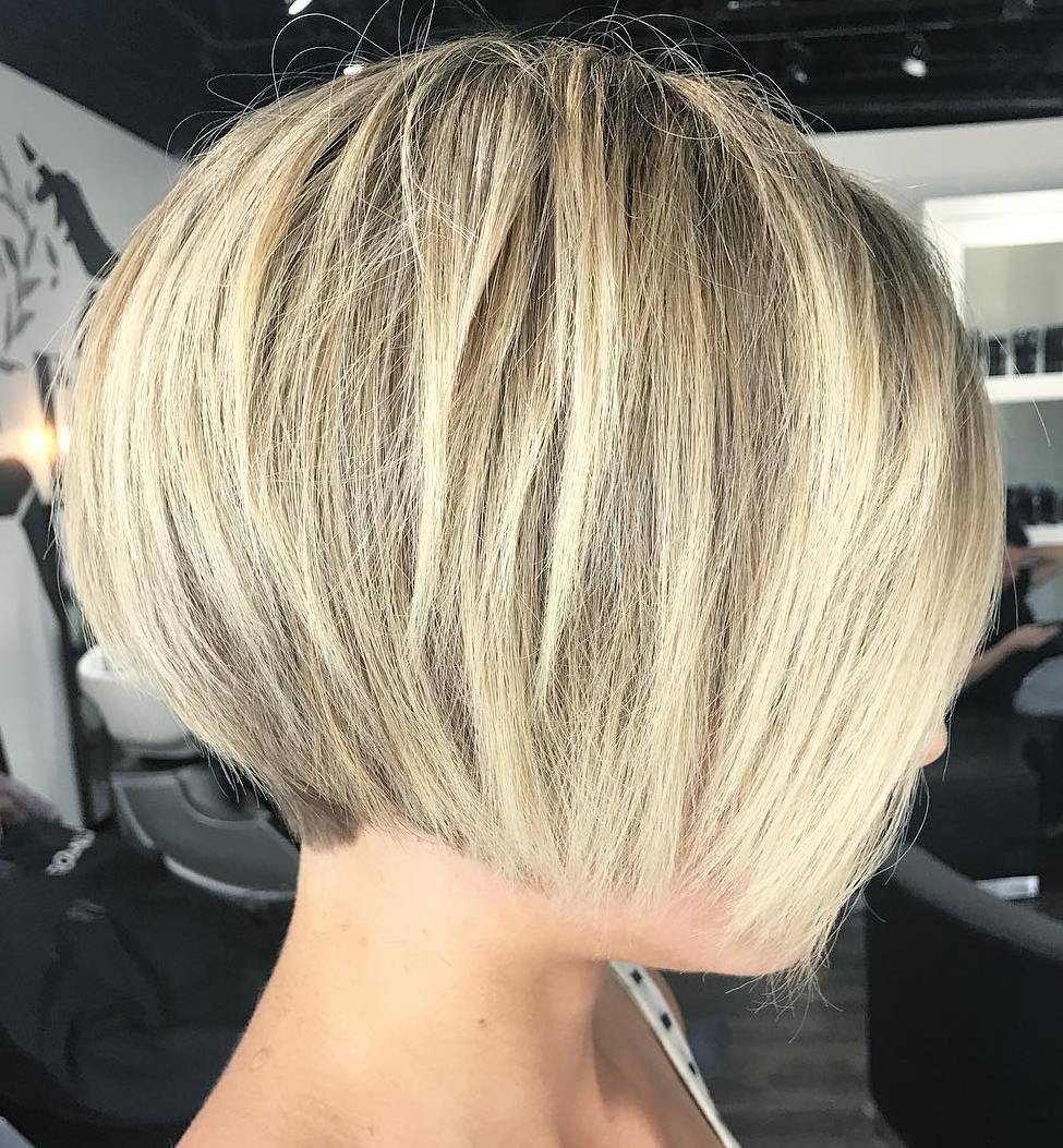 Korte Gestapelde Blonde Balayage Bob