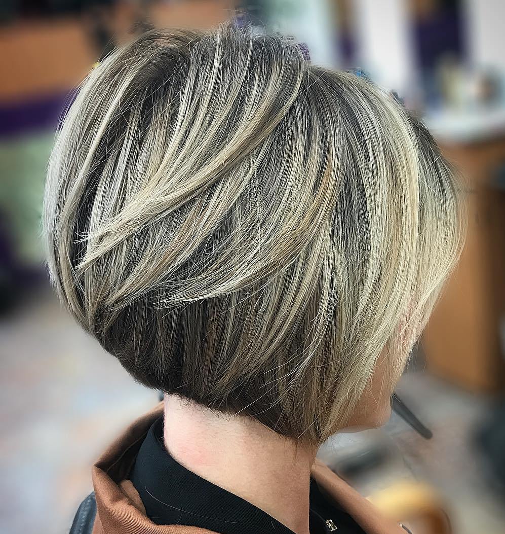 Korte bruine bob met blonde balayage