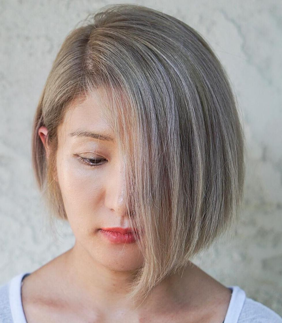 Korte asymmetrische Ash Blonde Bob