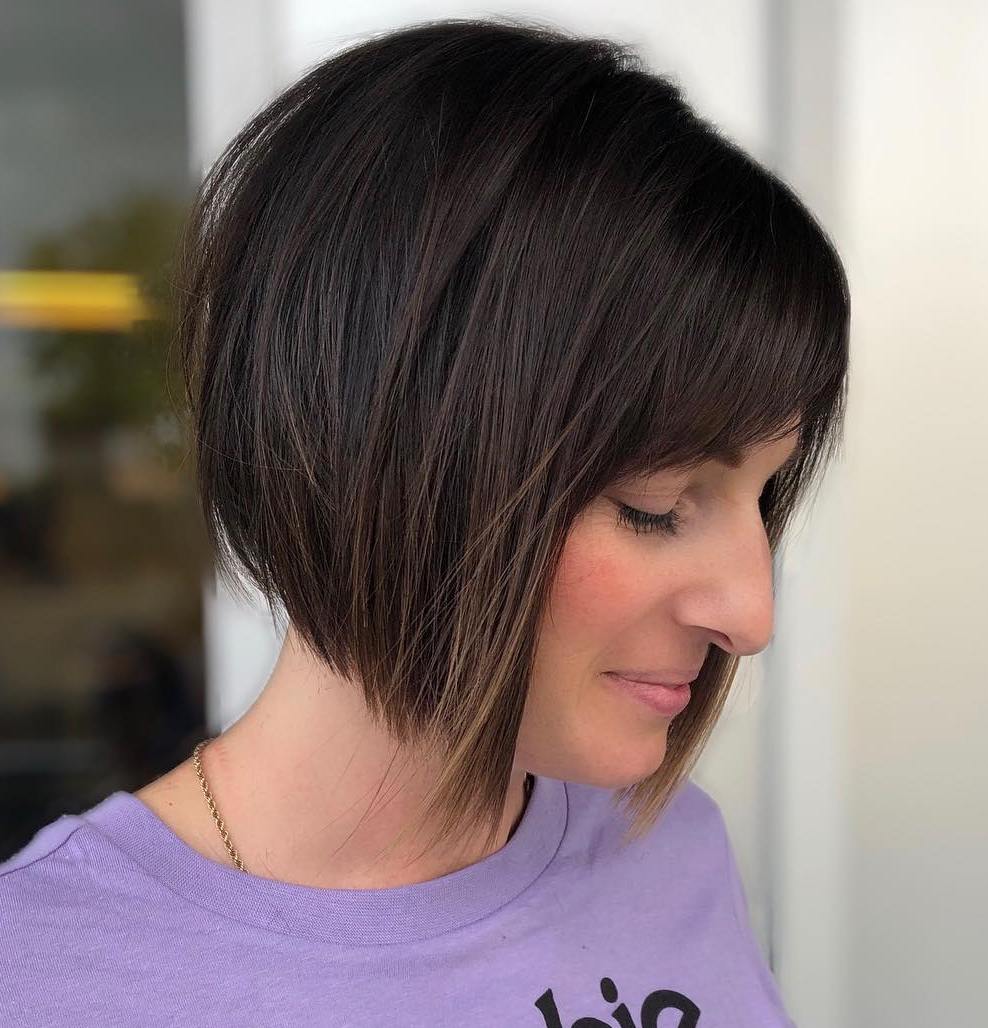 Schuin getextureerde brunette bob met bangs