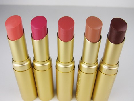 Five Too Faced La Crème Color Drenched Lip Creams met verschillende tinten 