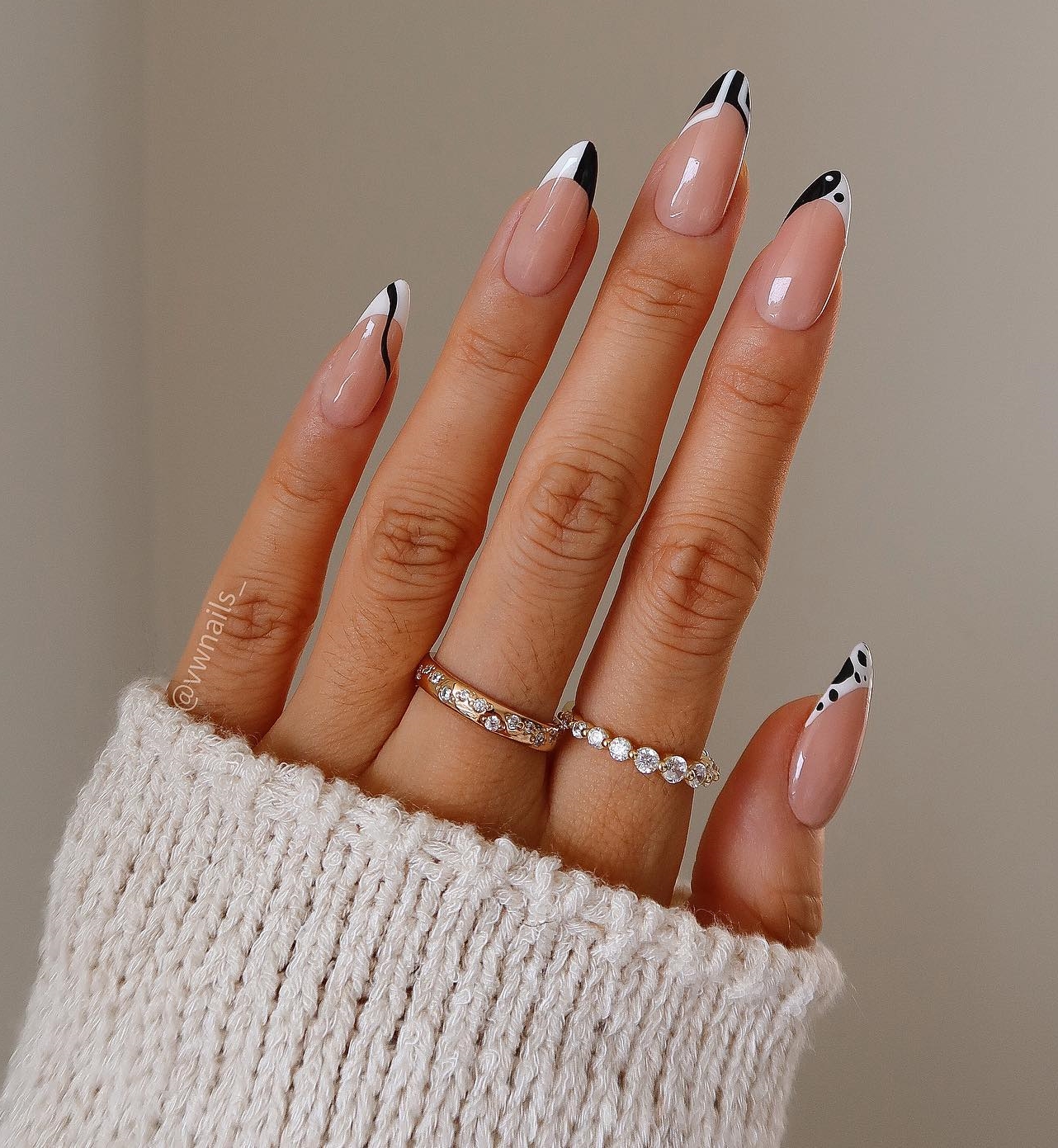 Lange Franse nagels met geometrisch zwart-wit ontwerp