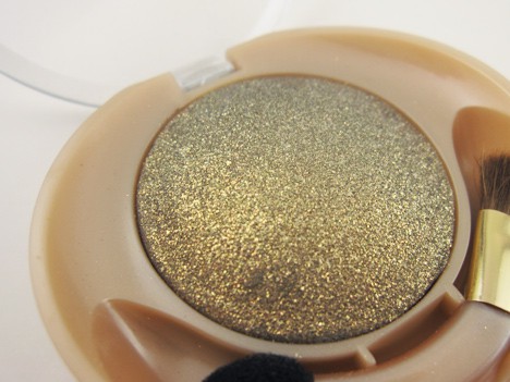 Runway Eyes Eyeshadow in een antieke gouden taupe met gouden glitter overspray tint