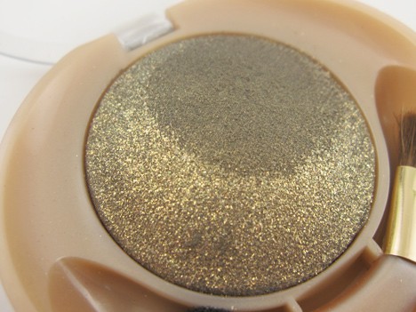 Runway Eyes Eyeshadow in een antieke gouden taupe met gouden glitter overspray tint