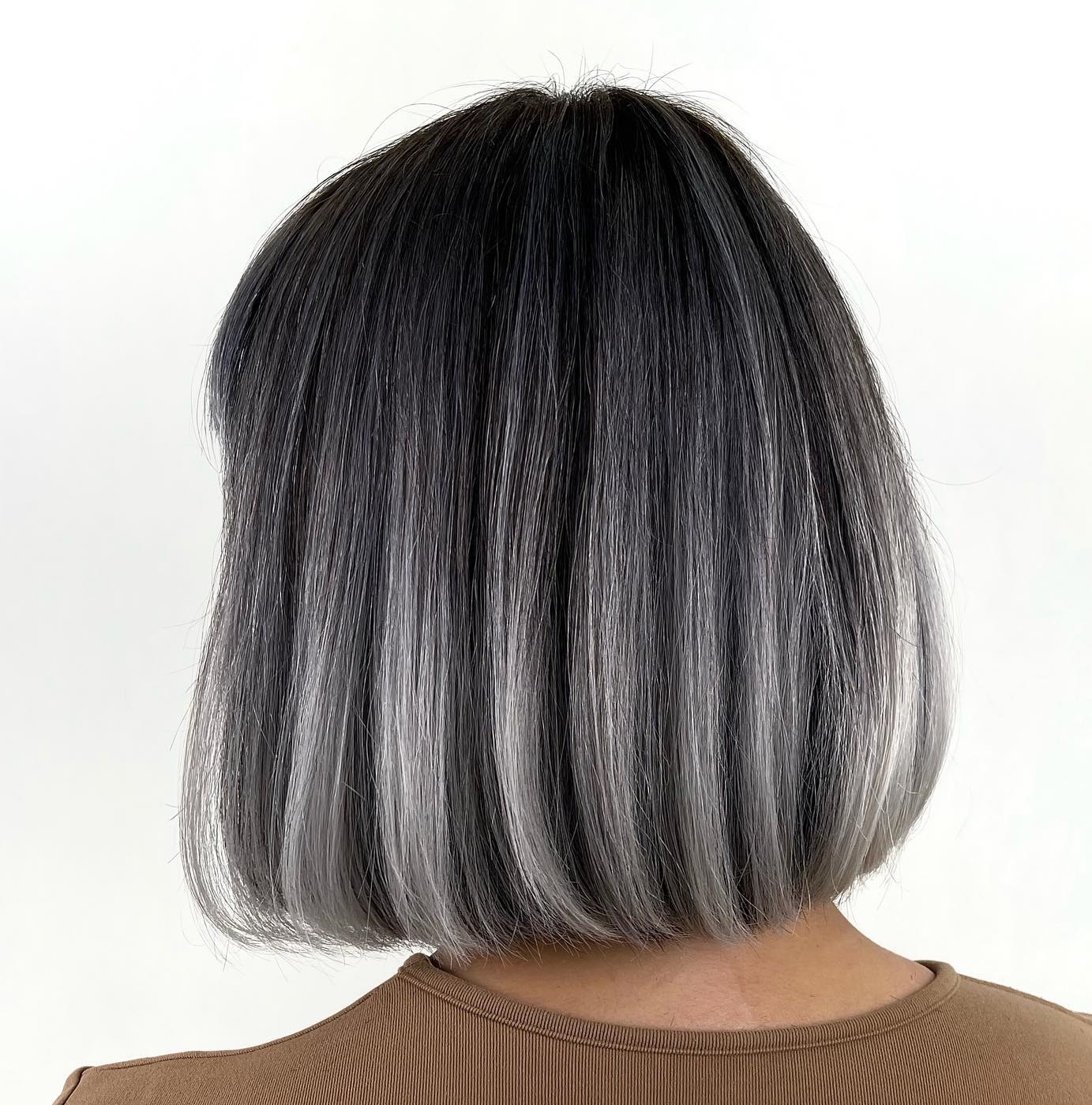 Korte Bob Cut met donker-tot-licht ombre haarkleur