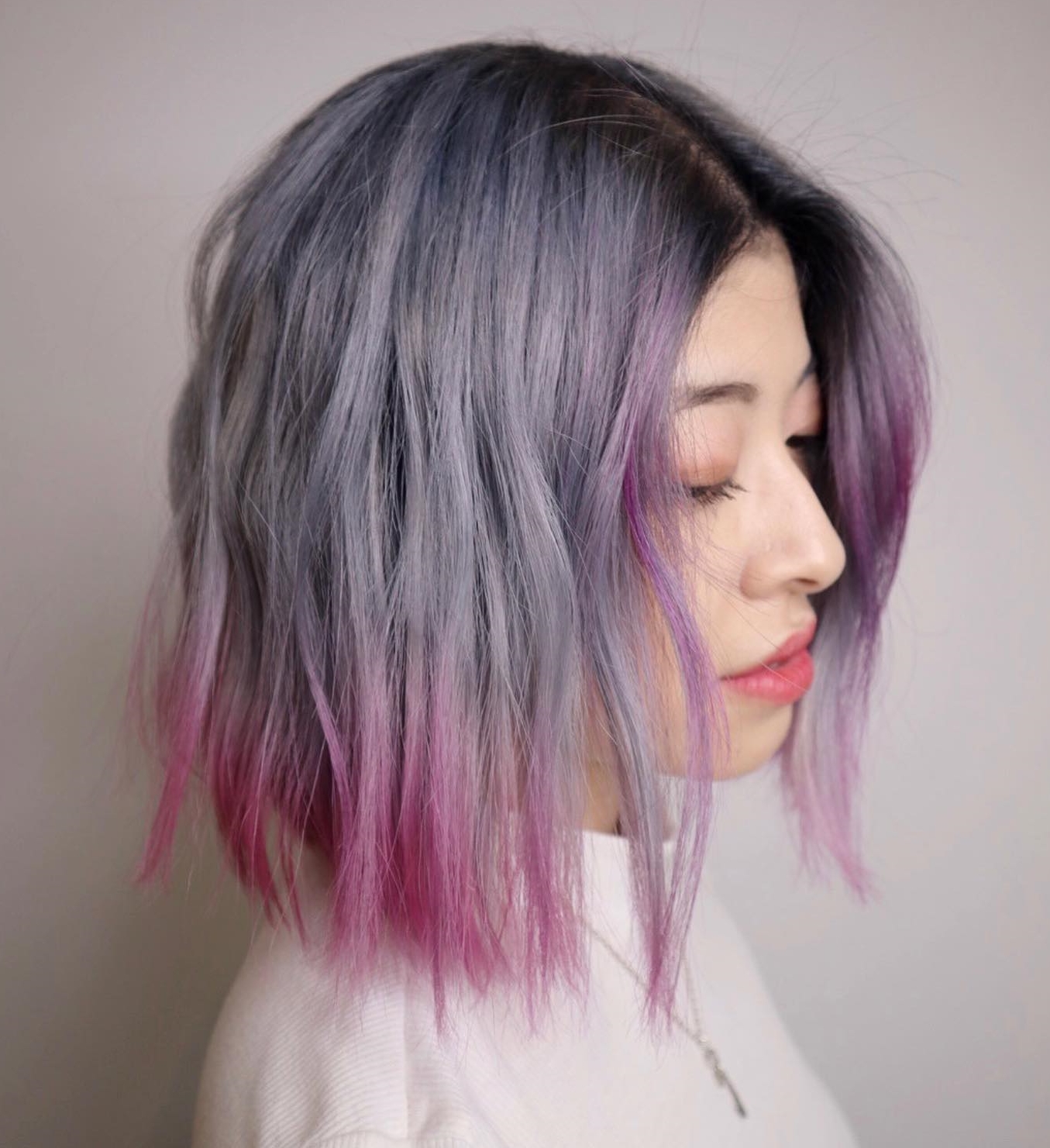 Korte Bob Cut met grijs-naar-roze Ombre haarkleur