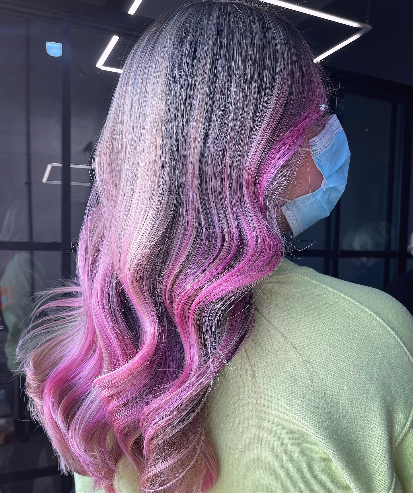 Lange grijs-naar-roze Ombre haarkleur