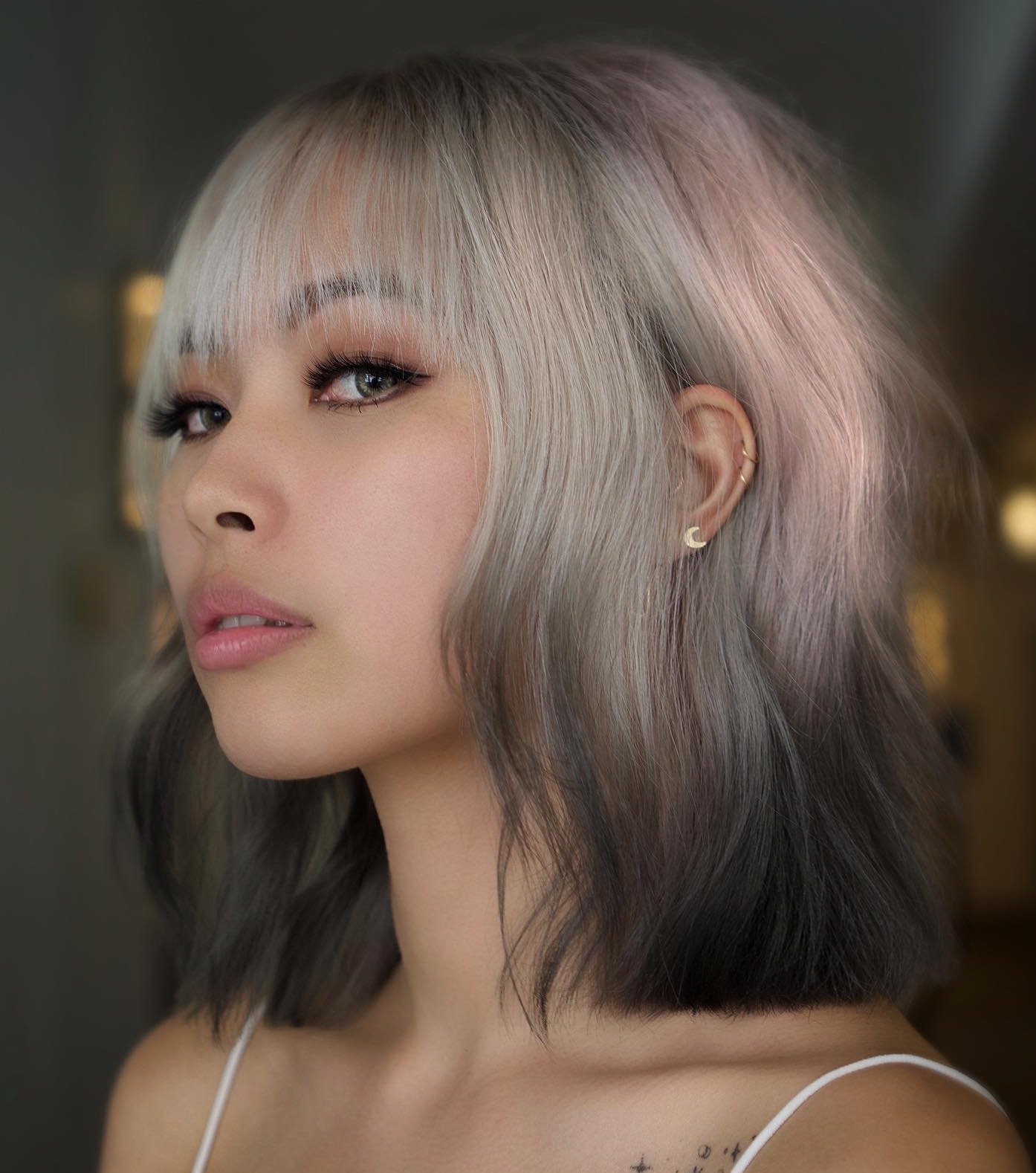 Korte Bob Cut met Bang en Zilver-tot-Donker Ombre Haar