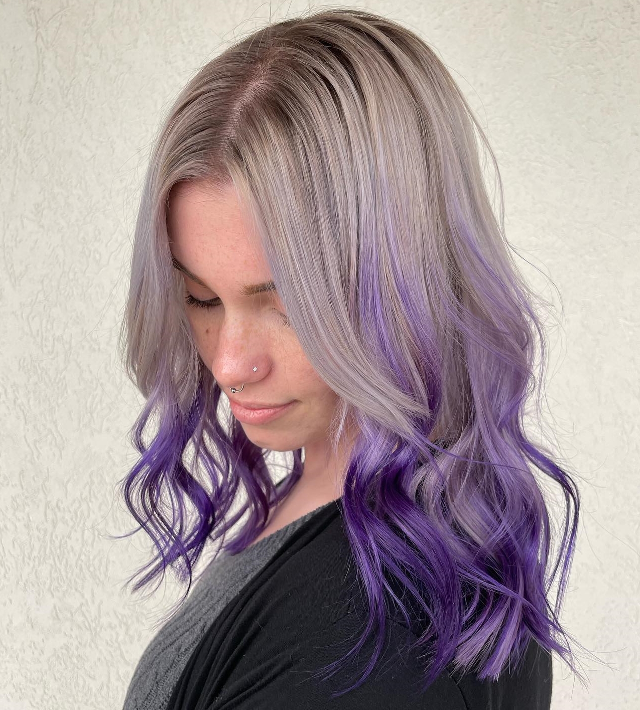 Mid-length Lichtgrijs-tot-Paarse Ombre Haarkleur