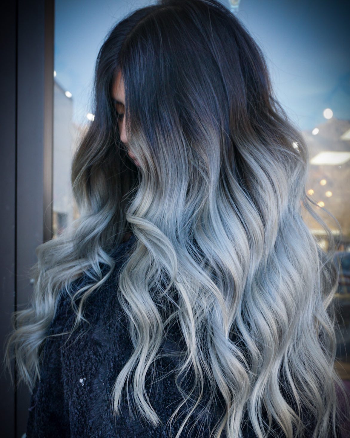 Lange Golvende Smokey Gray Ombre Haarkleur met Zwarte Wortels