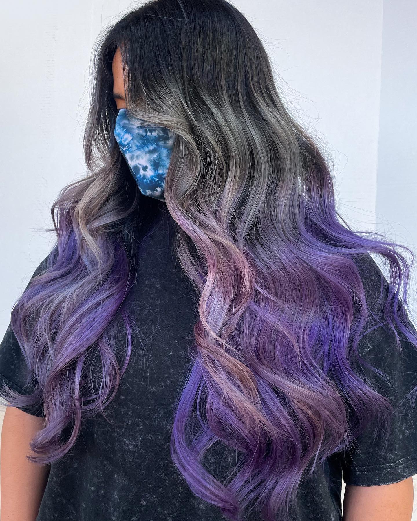 Lange golvende donkergrijze en violette ombre haarkleur