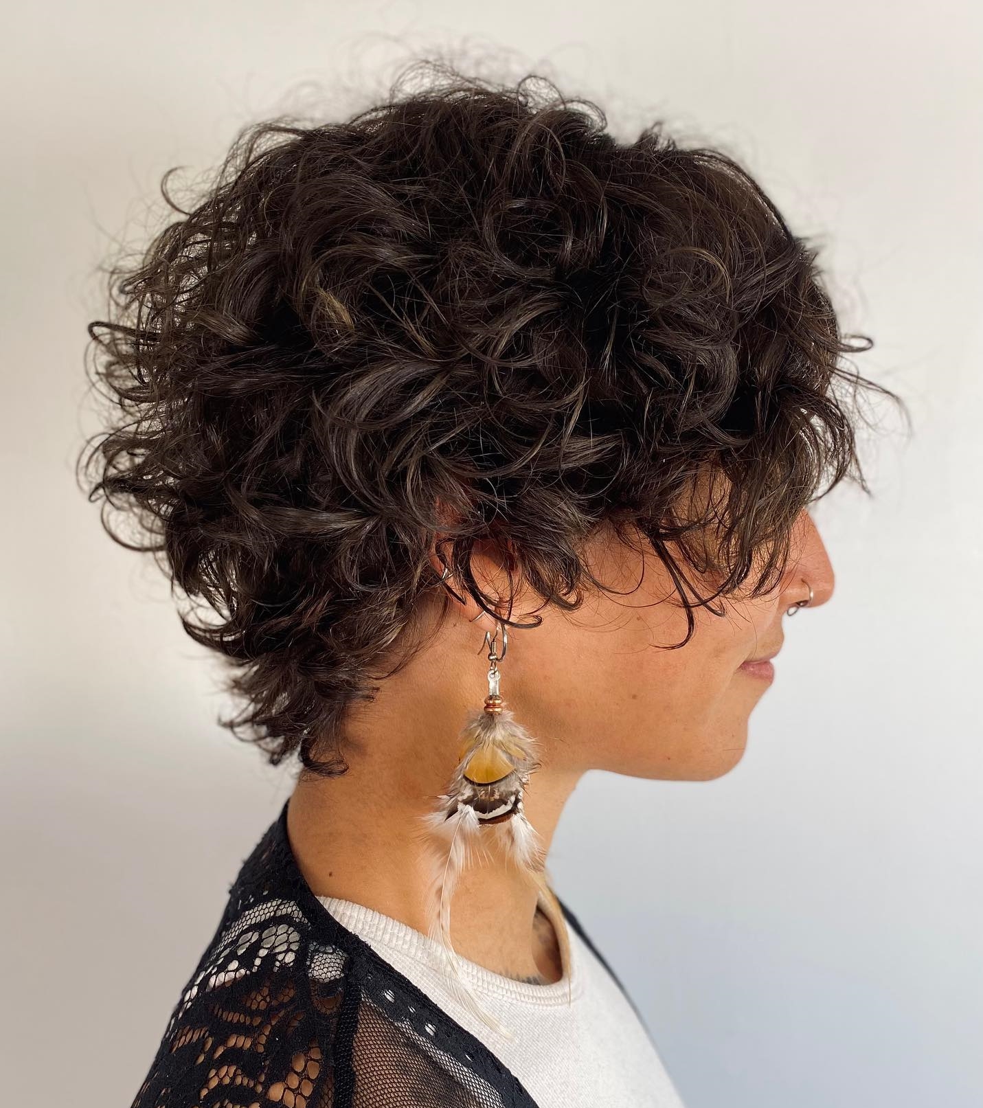 Curly Pixie Cut op donkerbruin haar