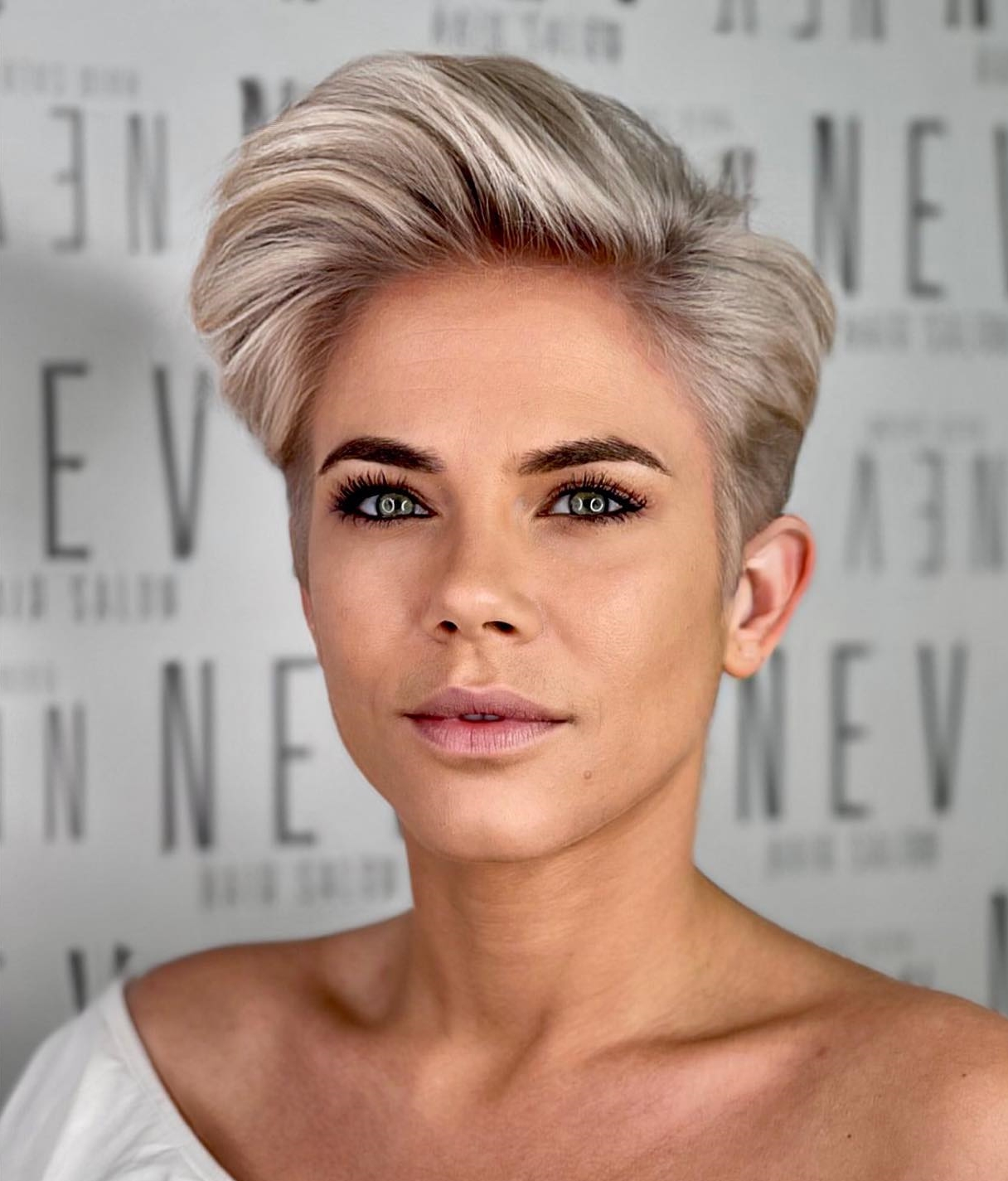 Blonde Pixie Cut met side swept top