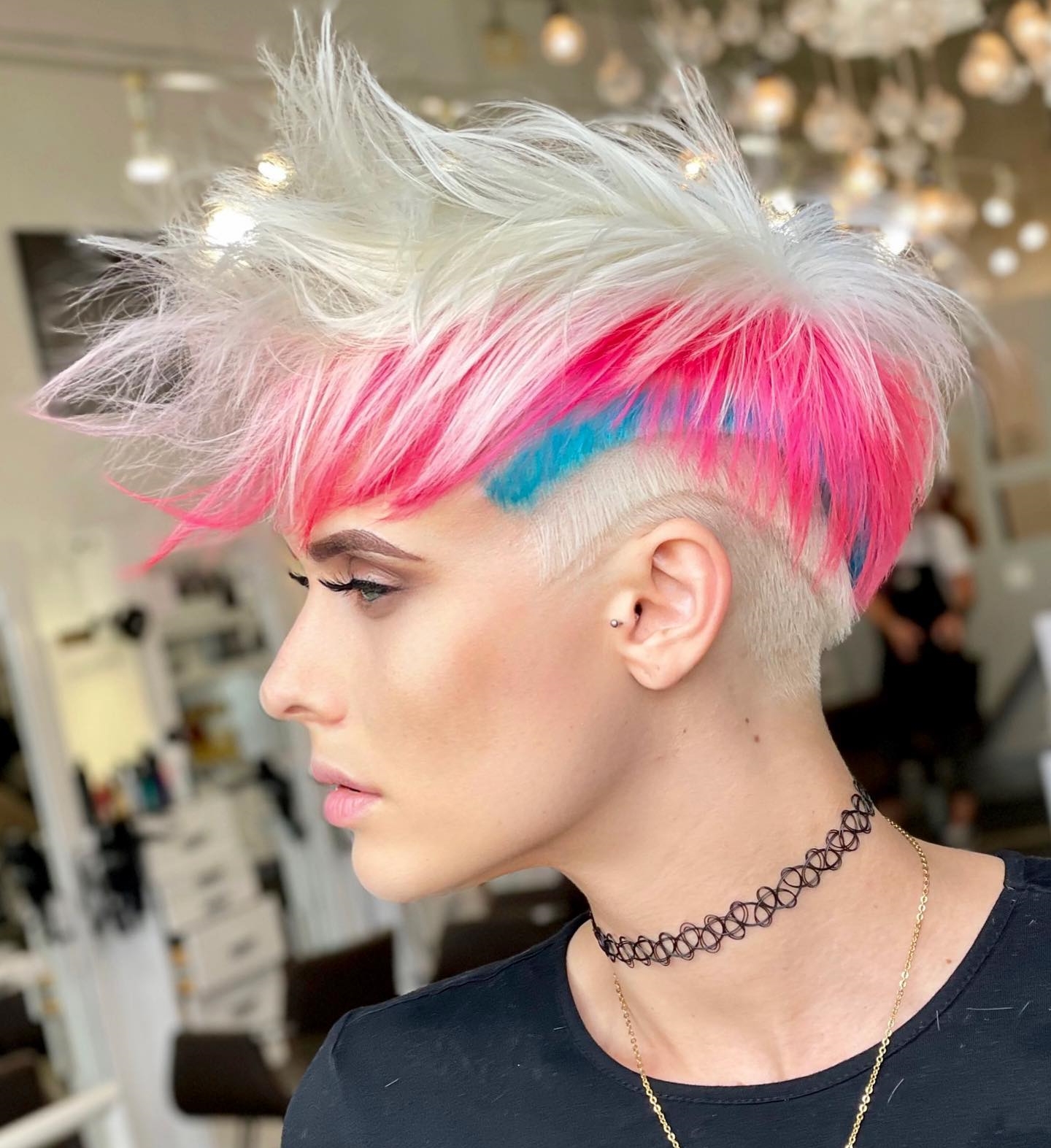 Stekelige Blonde Pixie met Roze Zijkanten