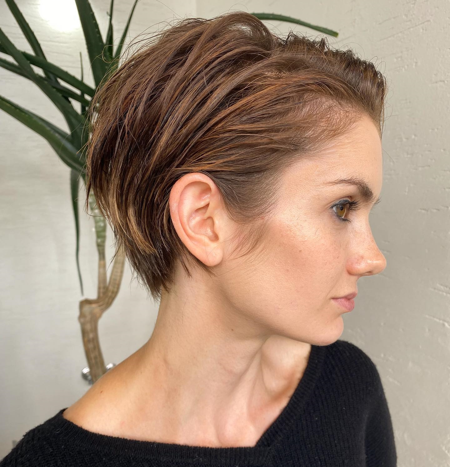 Korte Pixie Cut opzij gekamd met nat haareffect