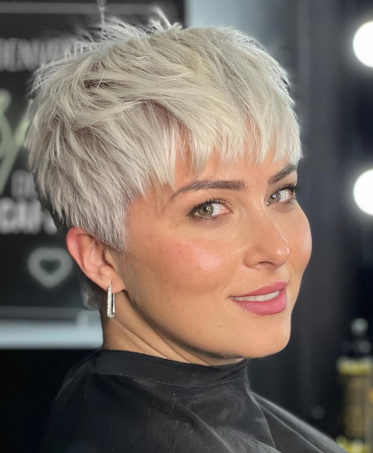 Rommelig uitziende blonde Pixie met bang