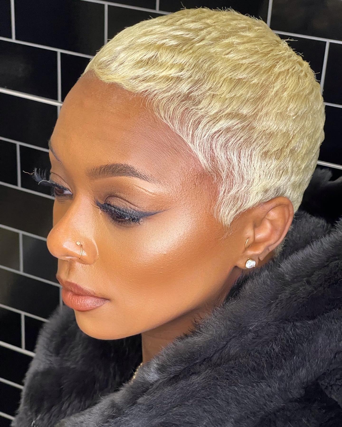 Super Short Blonde Golvende Pixie Cut