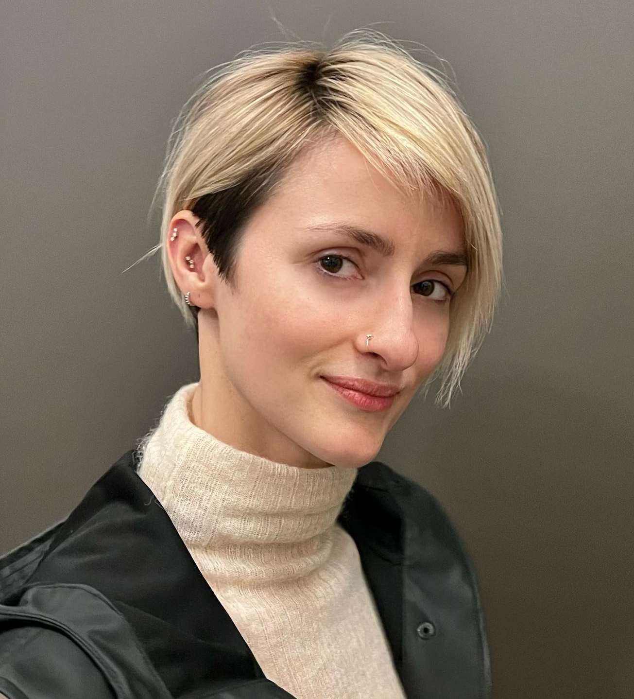 Asymmetrische Blonde Pixie Cut