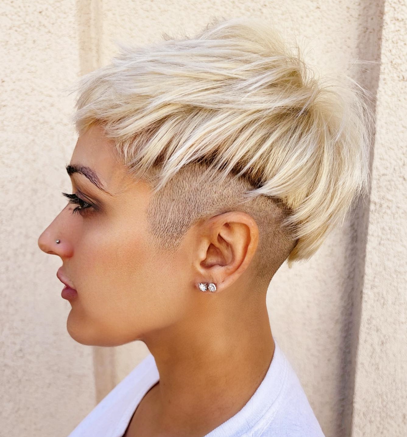 Korte Blonde Pixie Cut met geschoren zijkanten