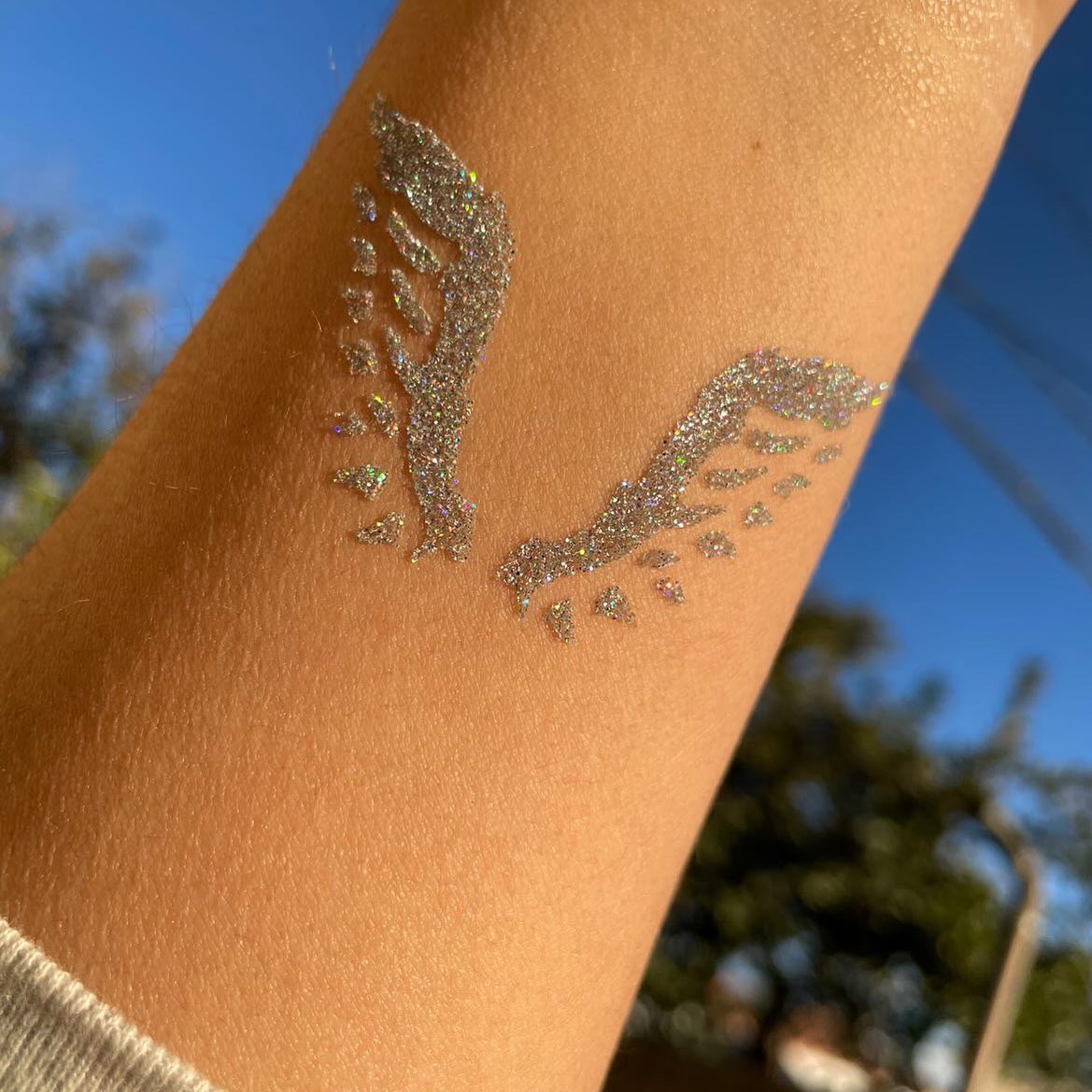 Glitter Wings Tijdelijke Tattoo op Arm