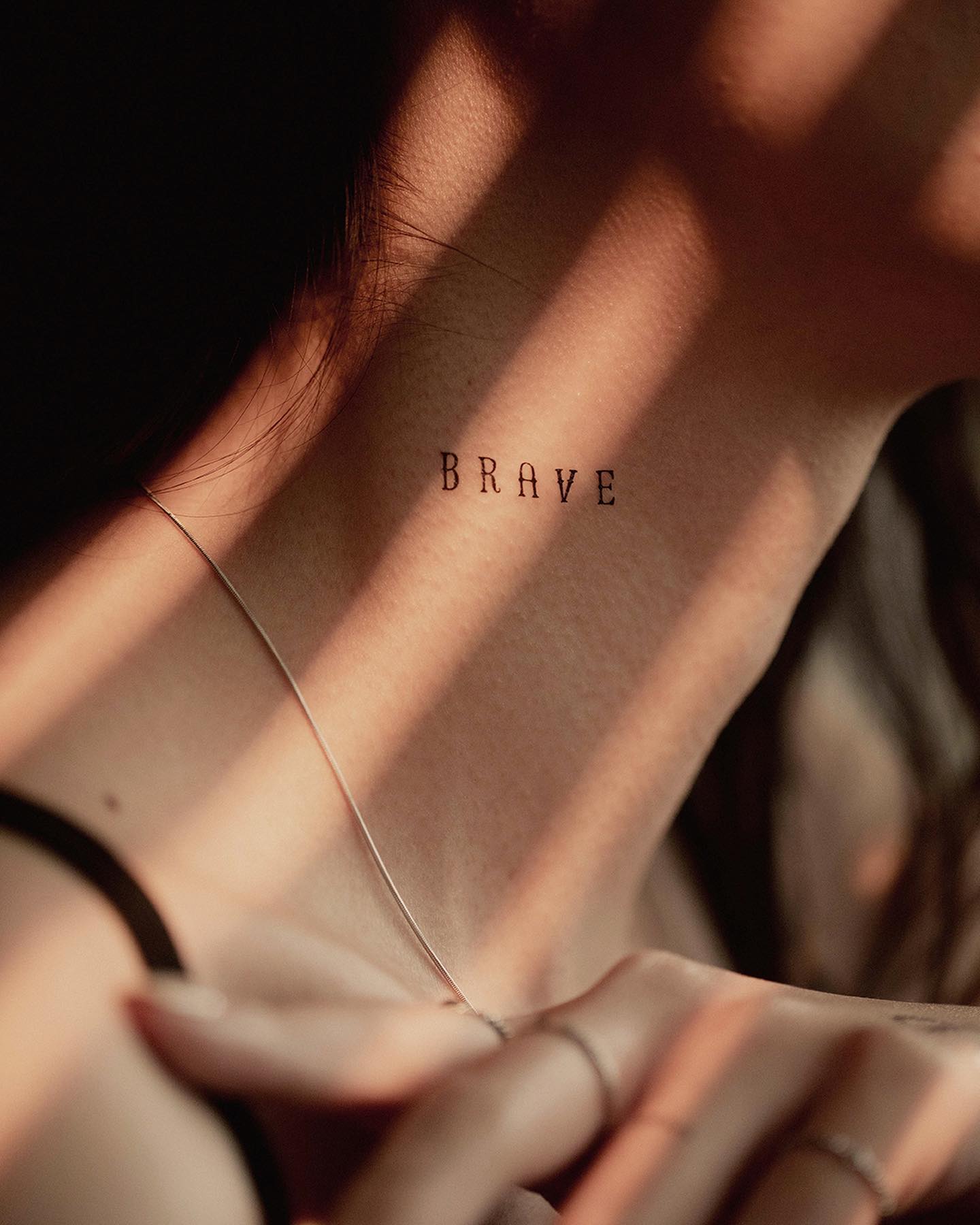 Mini 'Brave' Word Tattoo op nek