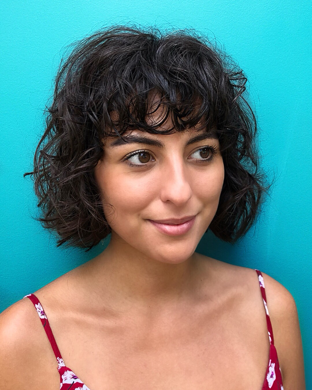 Curly Brunette Bob met Bangs