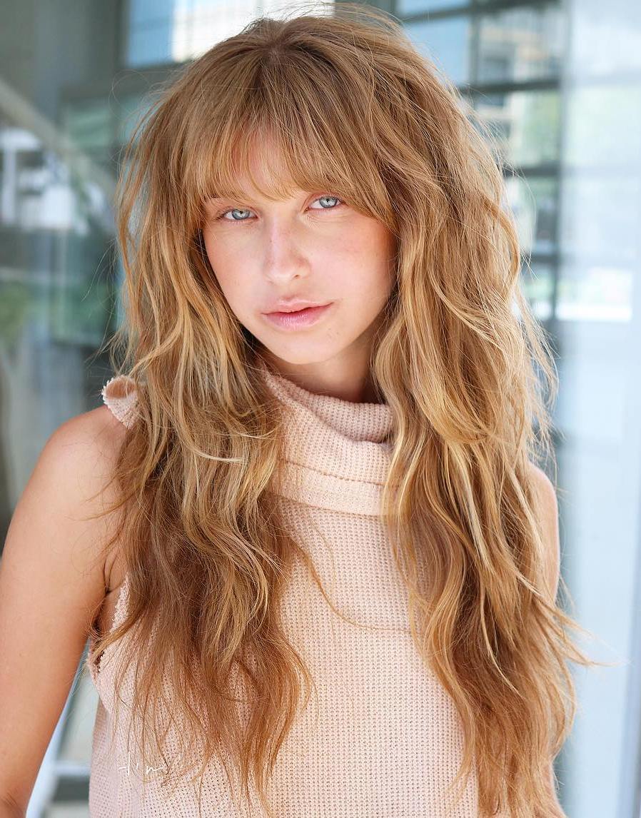 Lange Karamel Blonde Shag Met Bangs