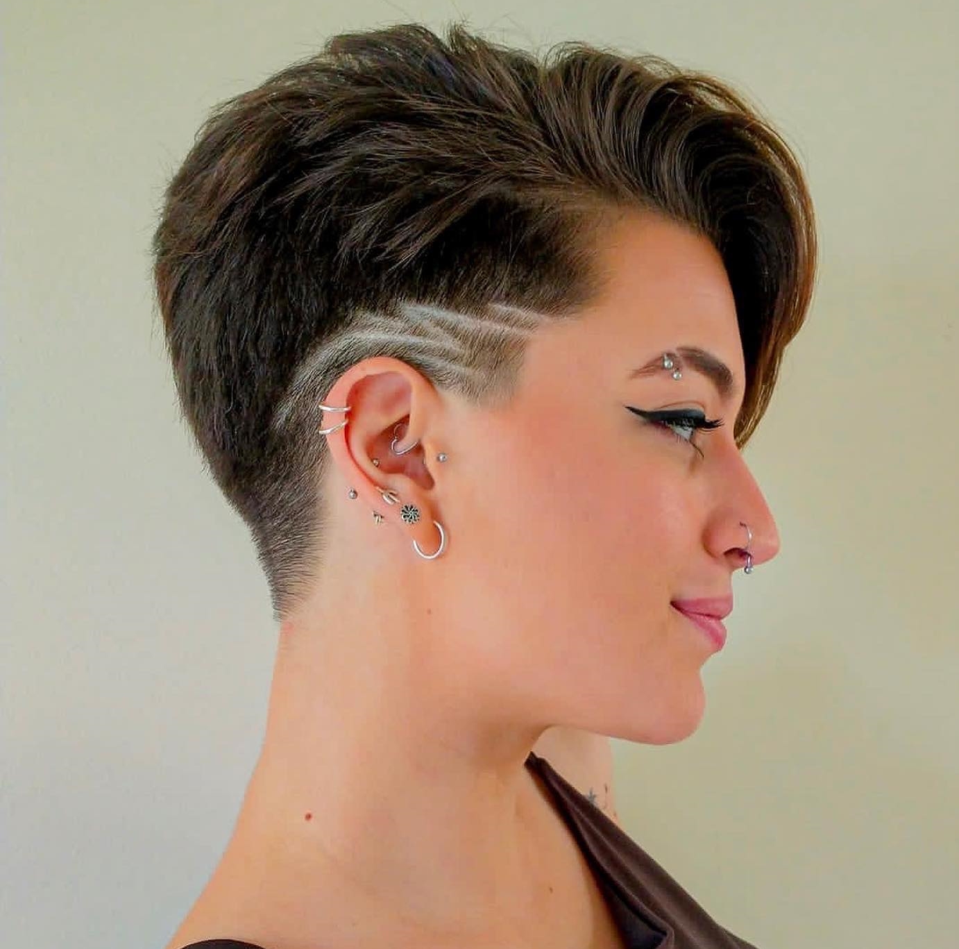 Korte Pixie Undercut met Side-Swept Bang