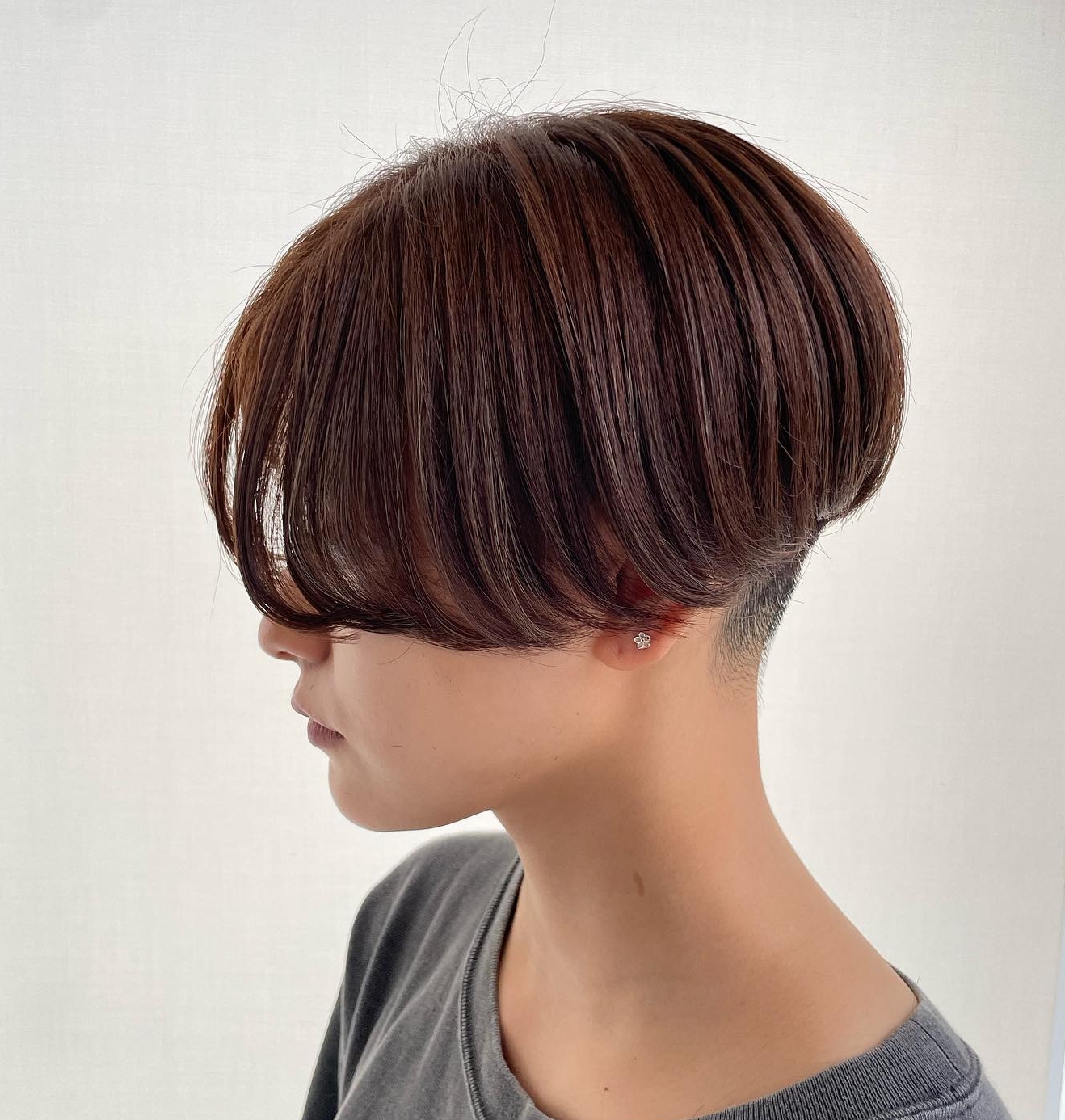 Bowl Undercut Bruin Haar met Lange Knal