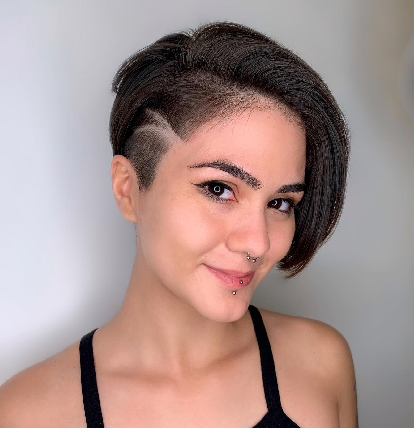 Korte Bob met Side Swept Brunette Undercut