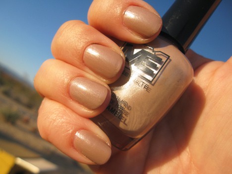 Mattése Elite Je T'Adore Nagellak in een medium nude met een zilveren glans 