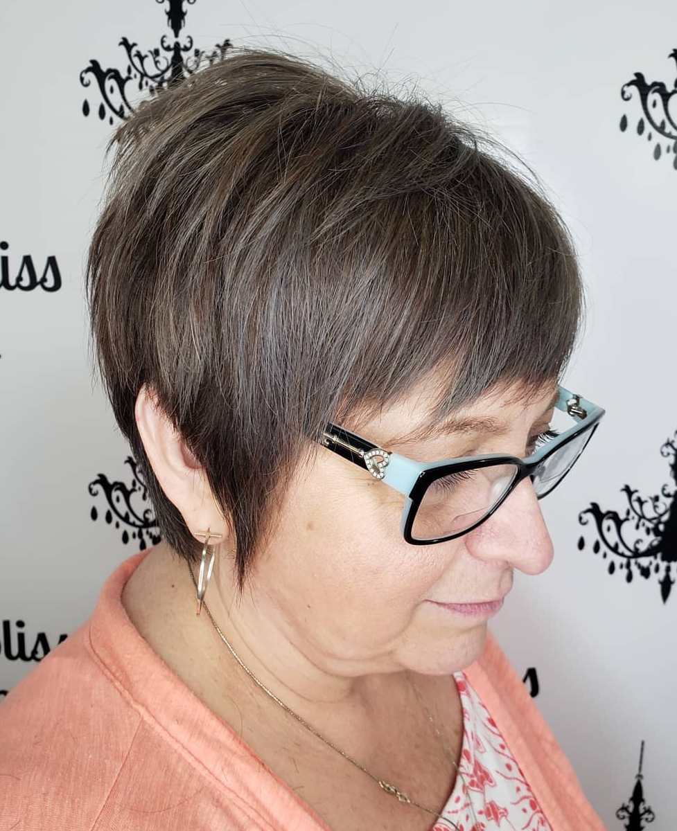 Huidige Pixie met grijze highlights en bril