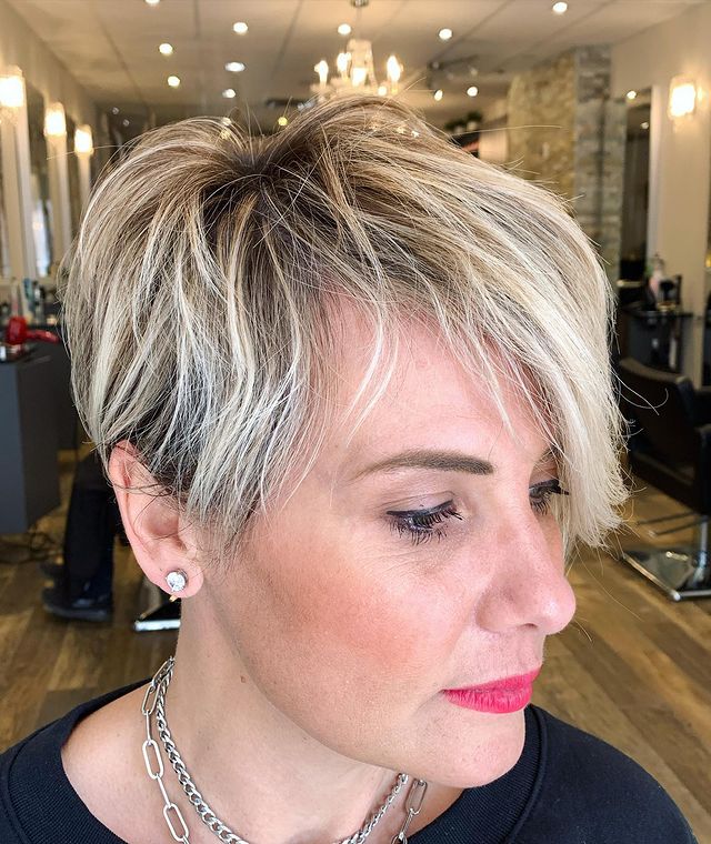 Korte gelaagde Pixie Cut met bangs