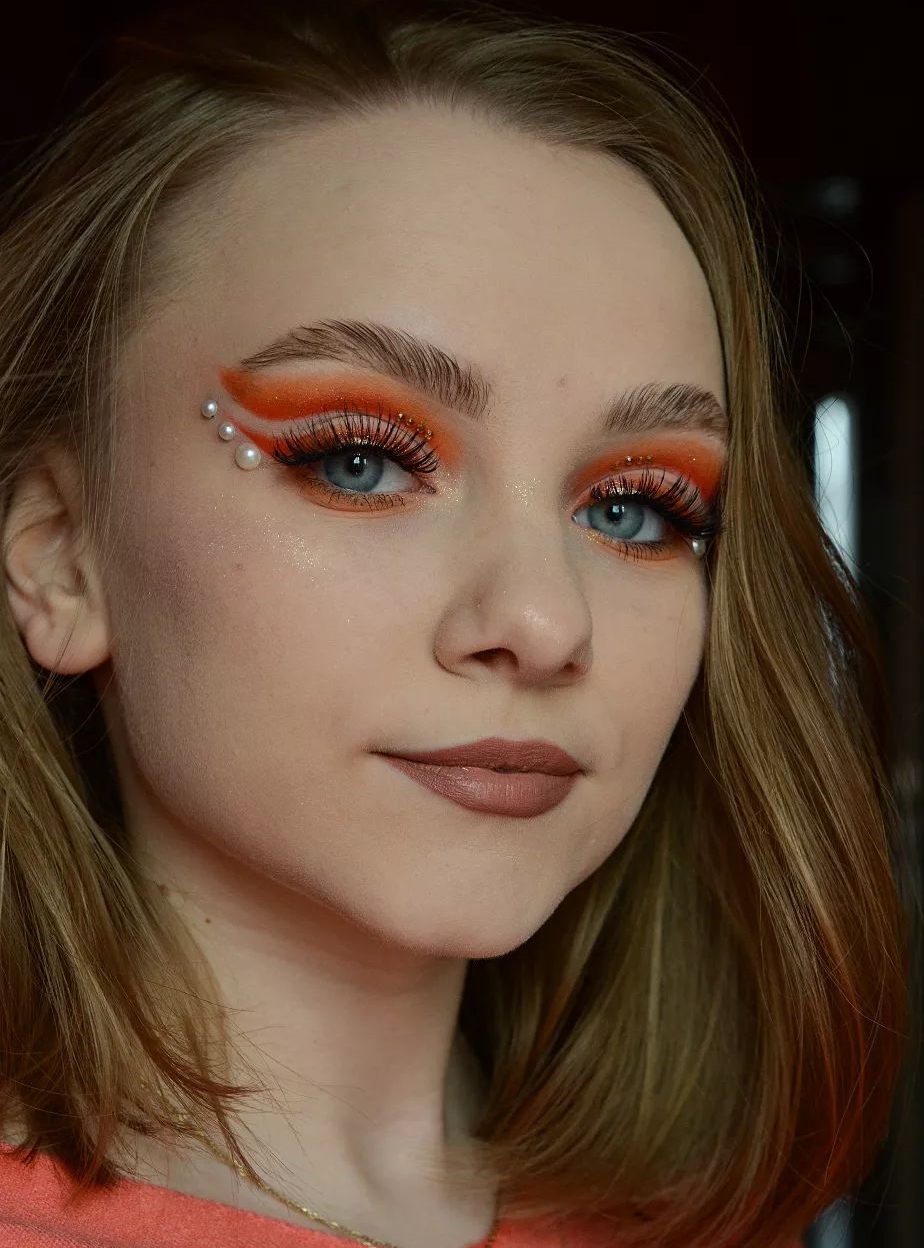 Fel oranje smokey eyes met kristallen