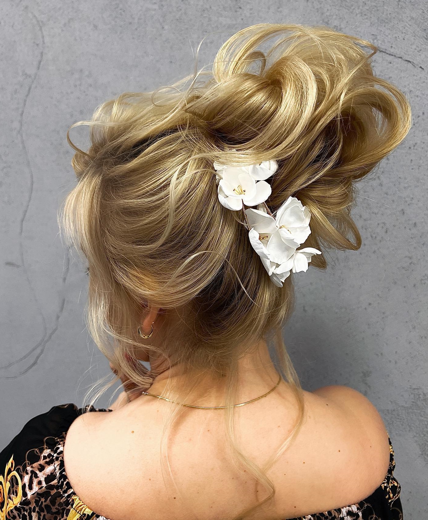 Blonde Bruiloft Updo Kapsel met Bloemen Decor