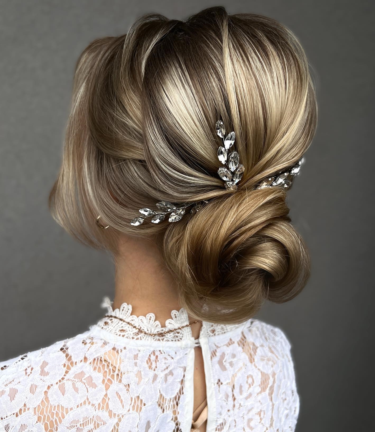 Chignon Bruiloft Kapsel op Blond Haar met Haar Decor