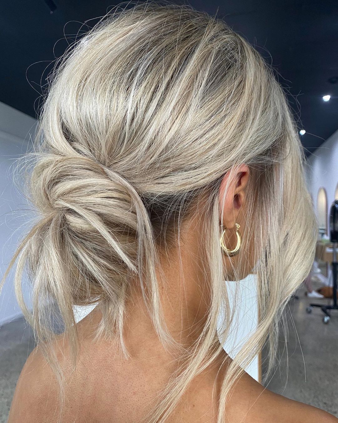 Messy Bun Updo op Blond Haar