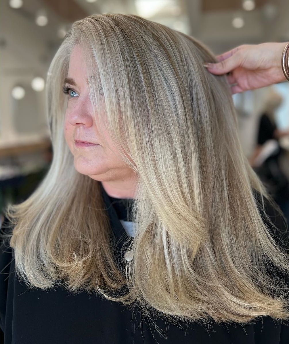 Lang blond kapsel voor volwassen haar