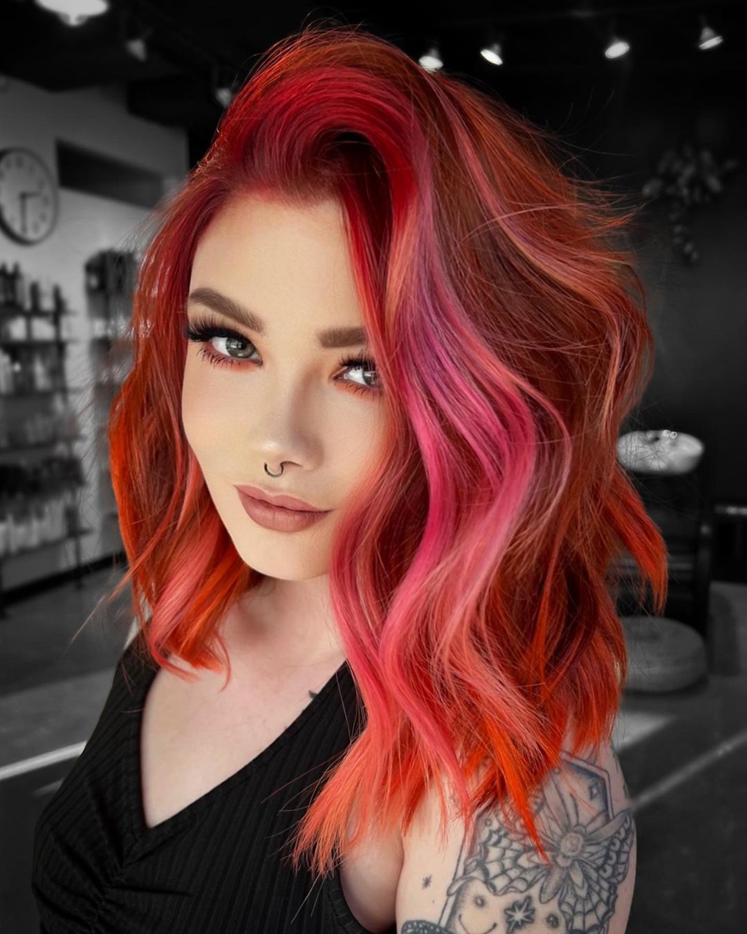 Rood haar met roze highlights