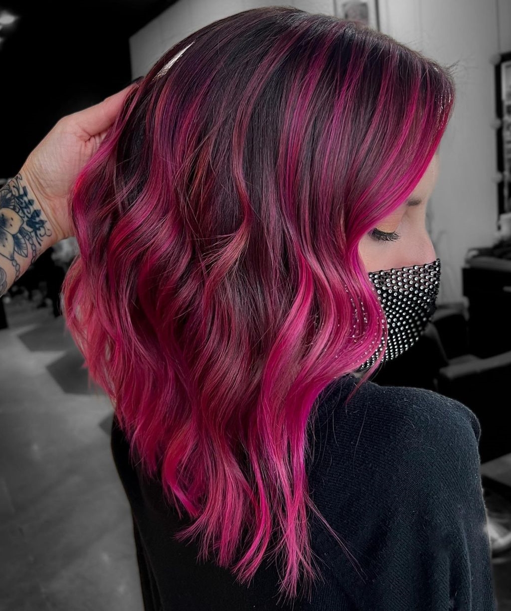 Magenta Highlights op donkerbruin haar